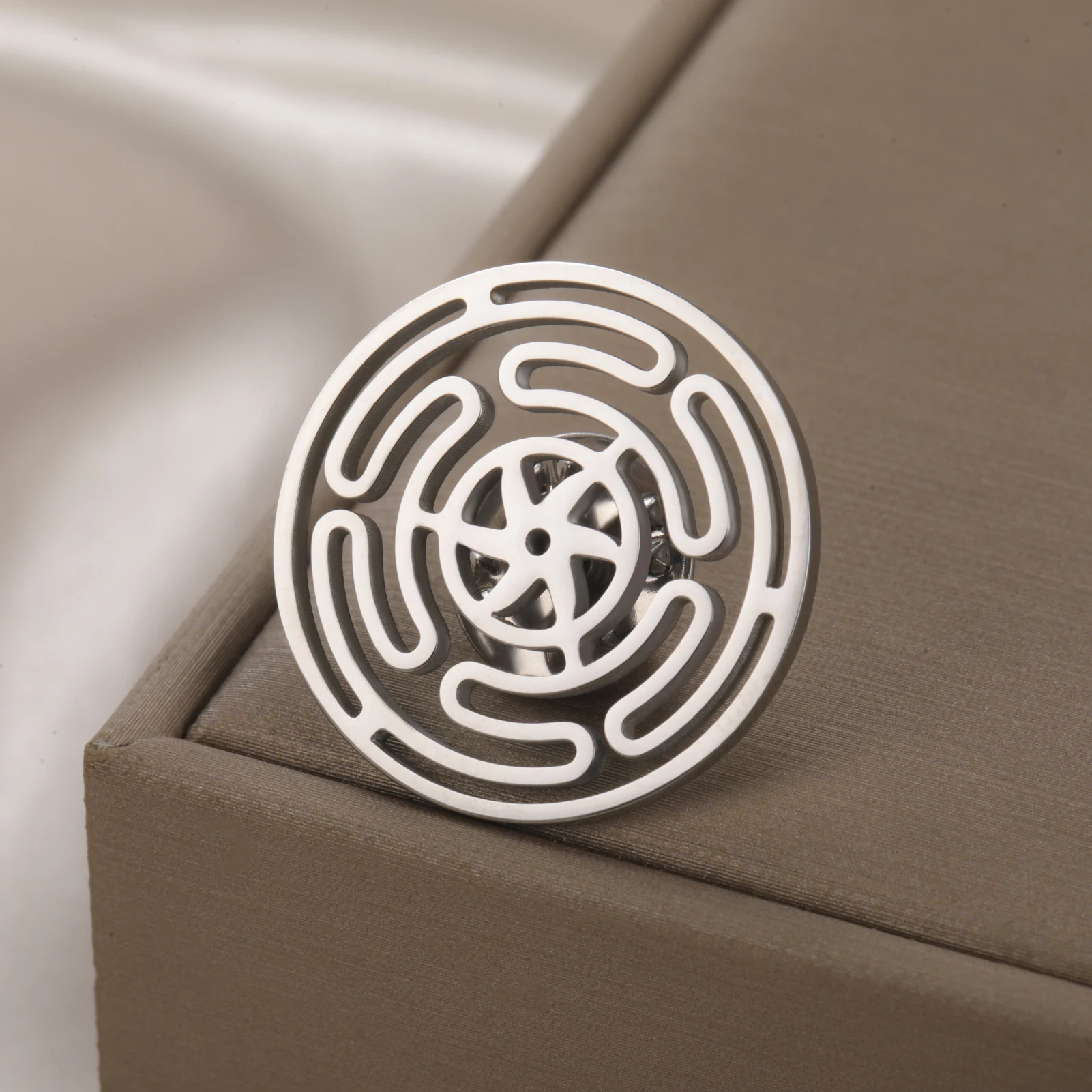 LIKGREAT Hecate Wheel Brooch Hekate Magic Stainless Steel Pin Wiccan Occult Symbol Triple Goddess Pagan Jewelry Wholesale