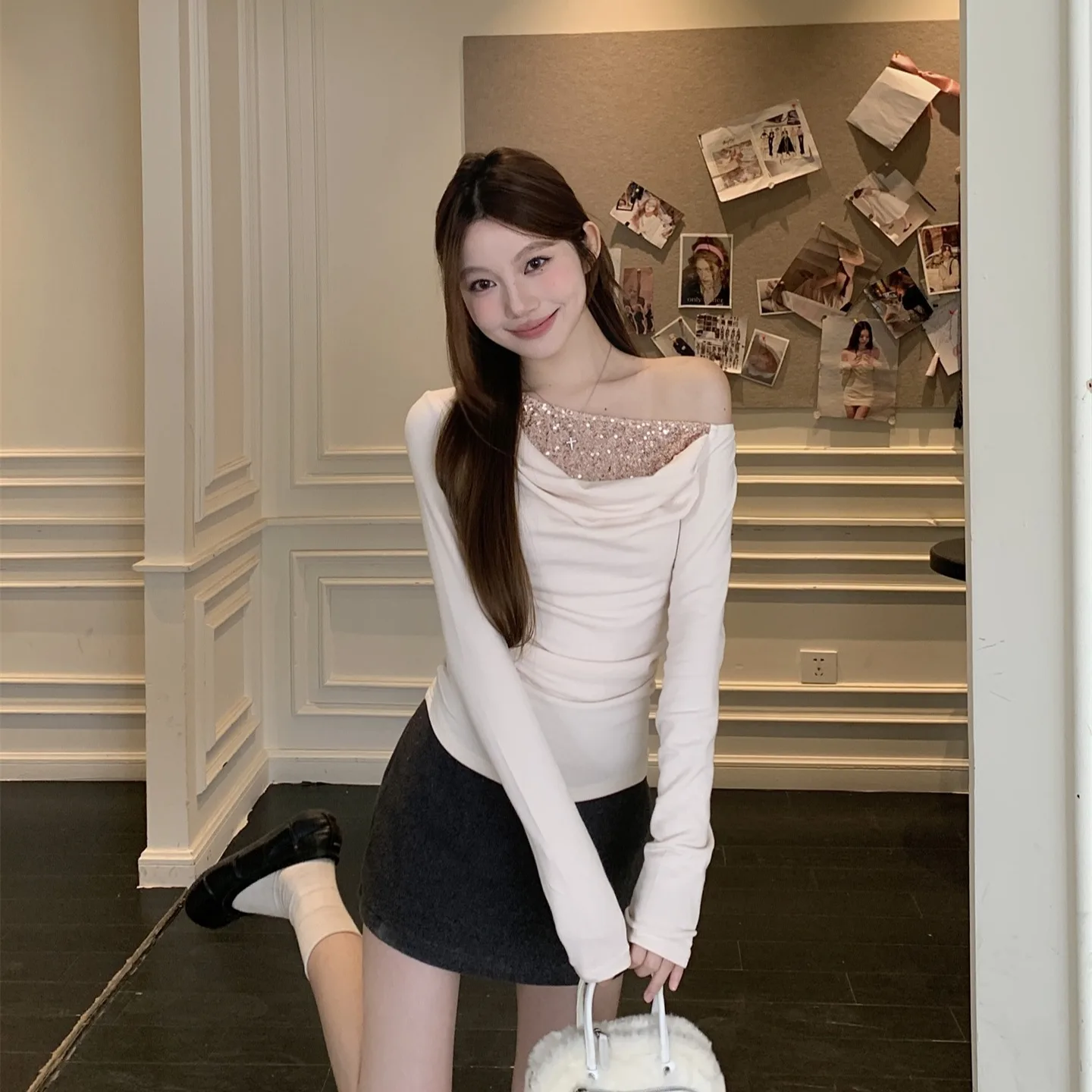 

Весна 2026: Модный женский топ с открытыми плечами, блестками и пэчворком в стиле Pure Desire Design – трендовая уличная одежда...