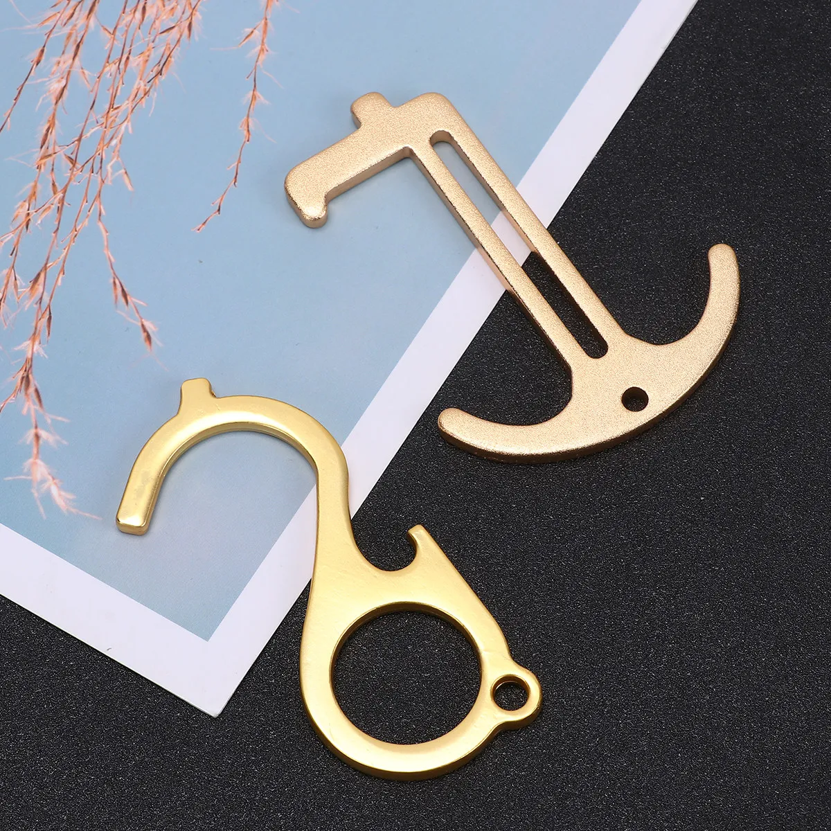 

2Pcs Non-Contact Door Opener Keychain Press Elevator Button Tool Portable Handle Opener for Safe Touchless Use in Public Areas