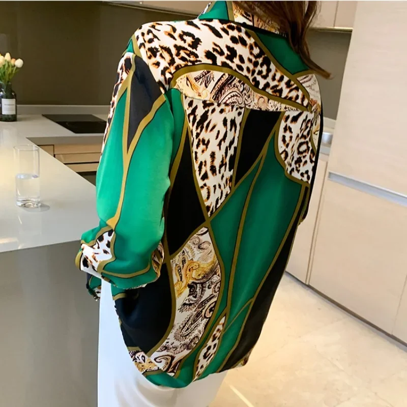 เสื้อเบลาส์สีเขียวแขนยาวลําลองสําหรับเสื้อผ้าผู้หญิง 2025 แฟชั่นสไตล์เกาหลีเสื้อพิมพ์ลายเสือดาว