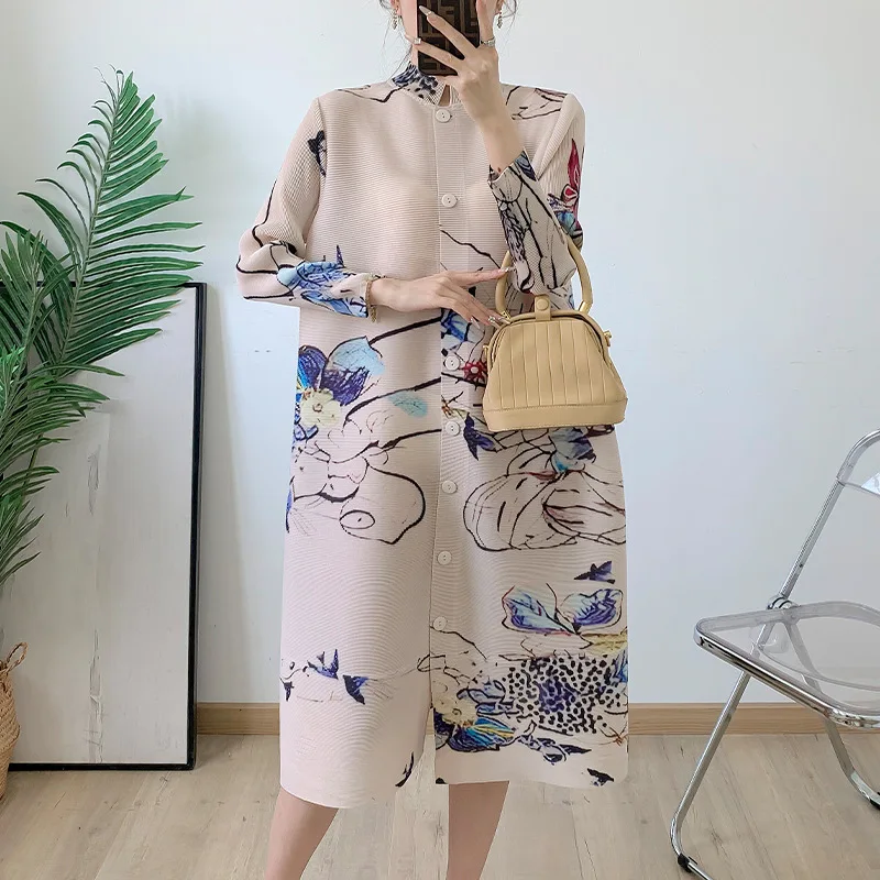 Miyake Plissee-Cardigan-Kleid 2025, Frühjahr, neue mittellange, einreihige, modische, lockere lange Jacke mit mehreren Knöpfen