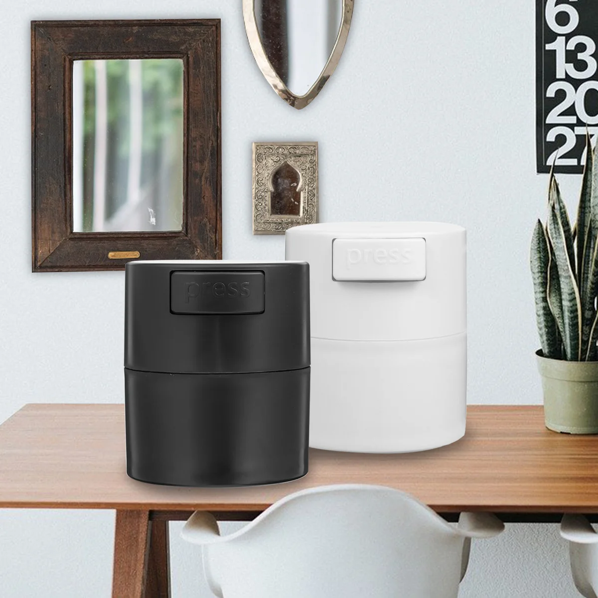 

2Pcs Eyelash Glue Storage Tank Large Capacity Portable Lightweight Press Seal Design for Extended Glue Shelf Life Eyelash