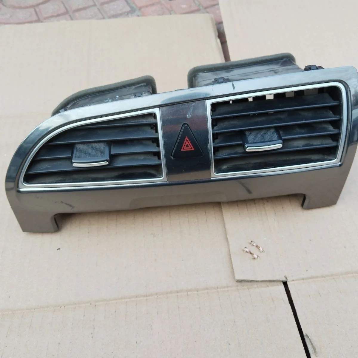 Middle Dashboard Air Outlet, The Middle Outlet Air Conditioning Window for Chinese Brilliance V5 H530 Auto Car Motor Part