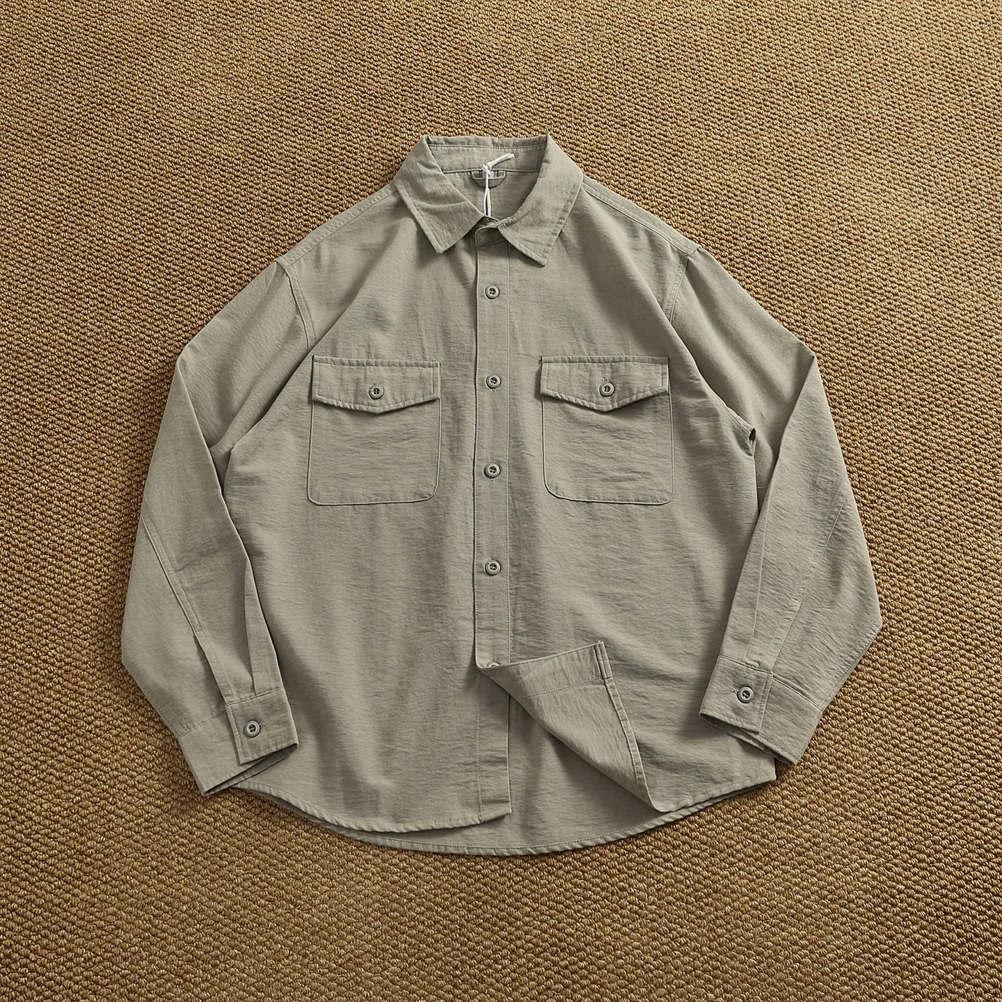 

Весенняя новинка: Мужская рубашка-карго в американском ретро-стиле, плотная, с длинным рукавом, отложным воротником и двумя карманами, свободного кроя, повседневная, модная