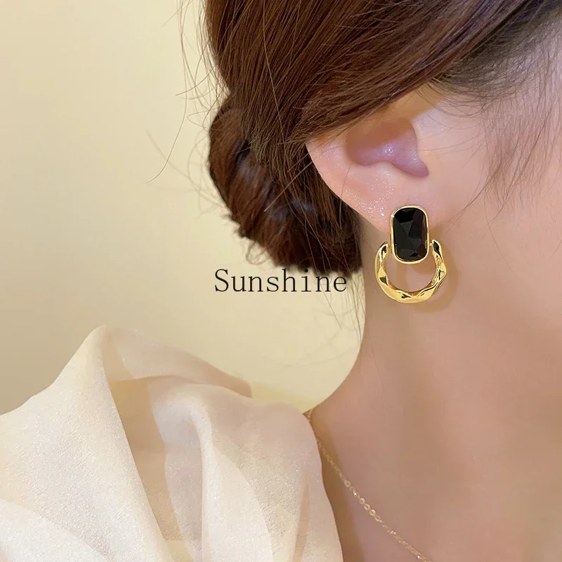 Light luxury square stud earrings, high-end temperament, retro Korean earrings.