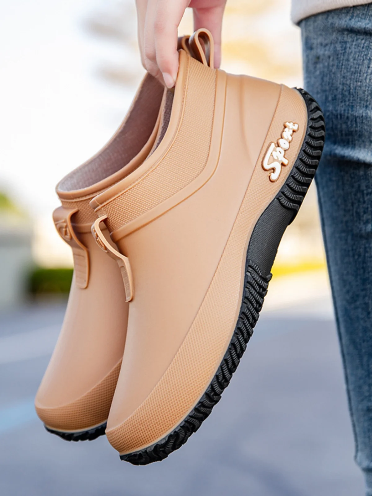 

Low-Top Waterproof Anti-Slip Lightweight Faionable Ladies Rain Boots Casual Sle ort Tube PVC Material Flat Bot