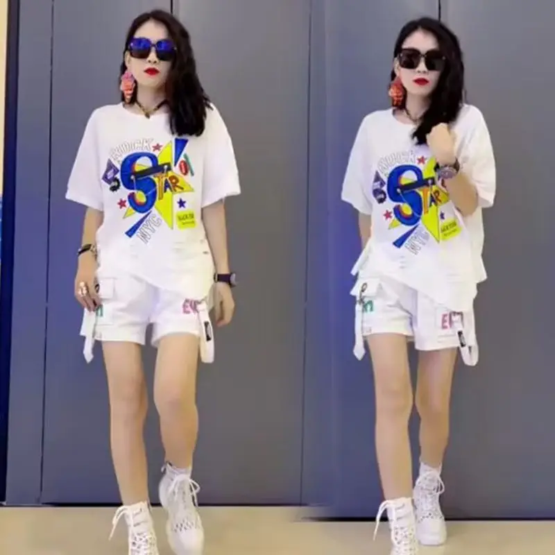 

Лето 2025 г., корейская версия, модные свободные милые шорты с принтом и утягивающая футболка с короткими рукавами, повседневный комплект из двух предметов
