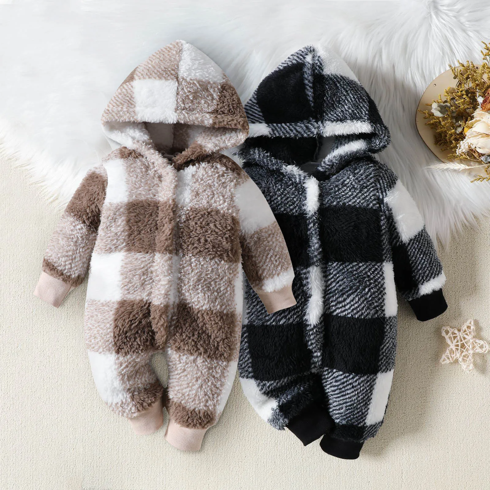 Autumn and Winter Baby Girls\' Onesie Newborn Plaid Soft Arctic Velvet Hooded and Feet Cute Newborn Warm Clothing Baby Romper