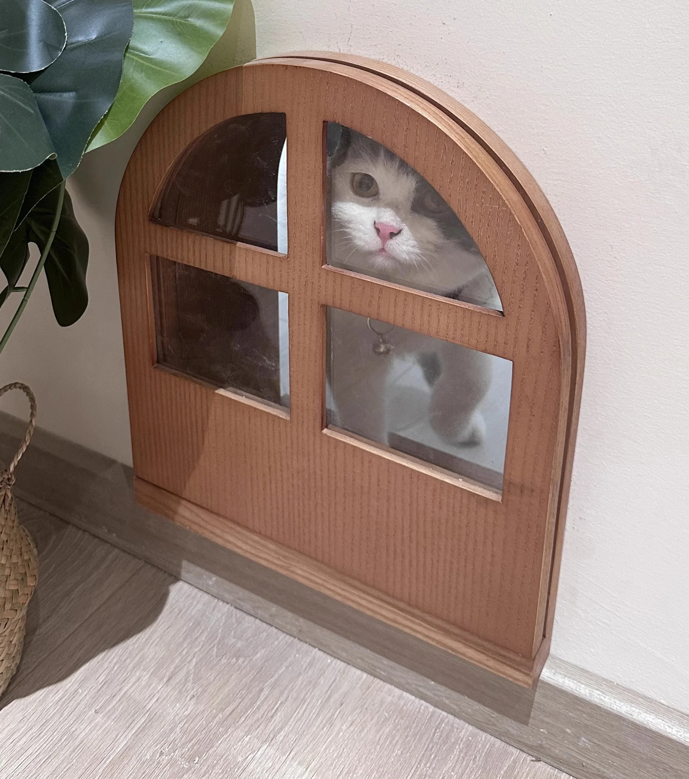 Designer's cat door allows for free entry and exit in the bedroom,with silent entry and exitWall openings are made in solid wood