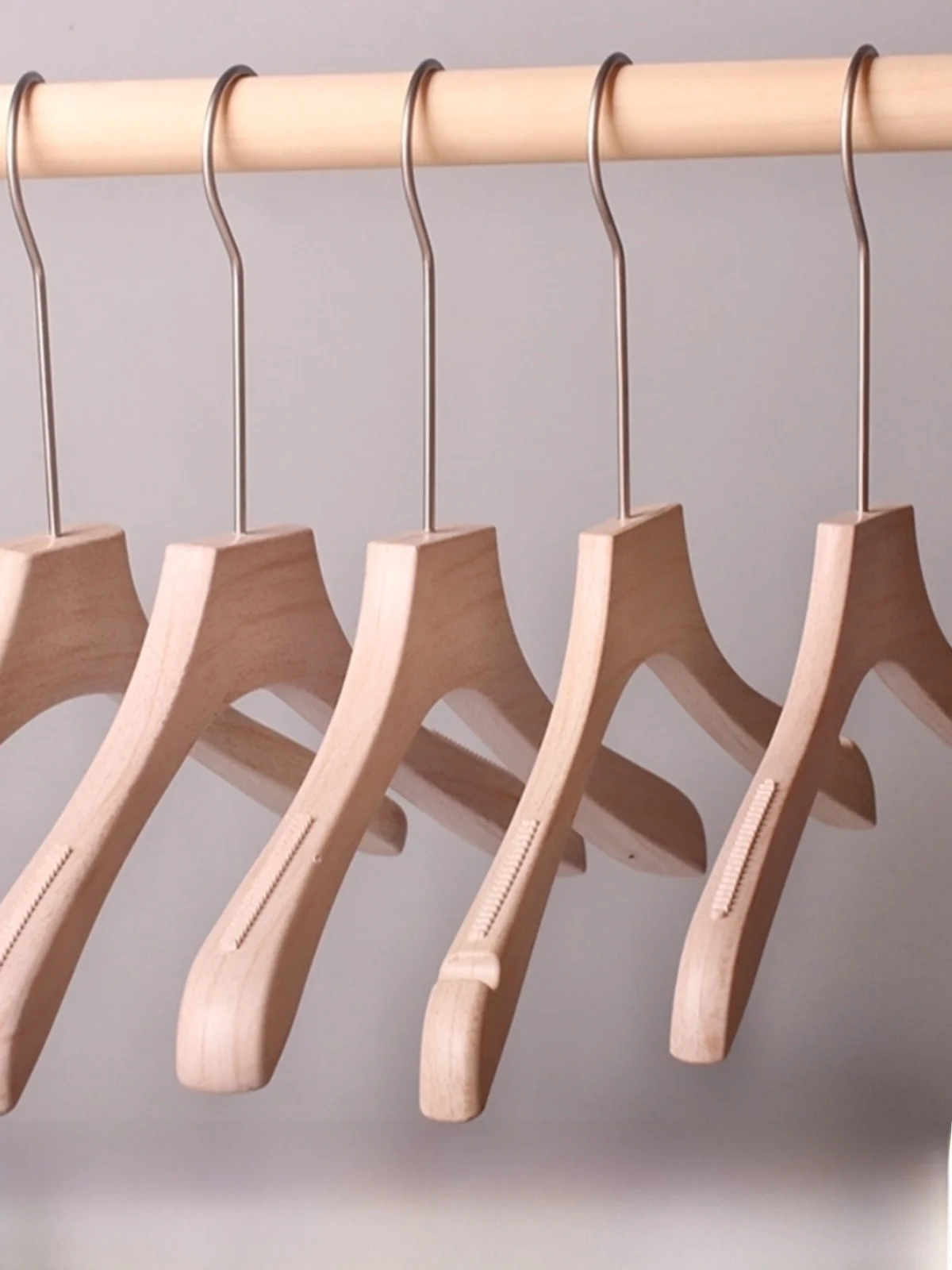 

Thiened Beech Wood Clothes Hanger Pants Clip Anti-slip Multi-functional for Clothing Store Home Use Plastic Material