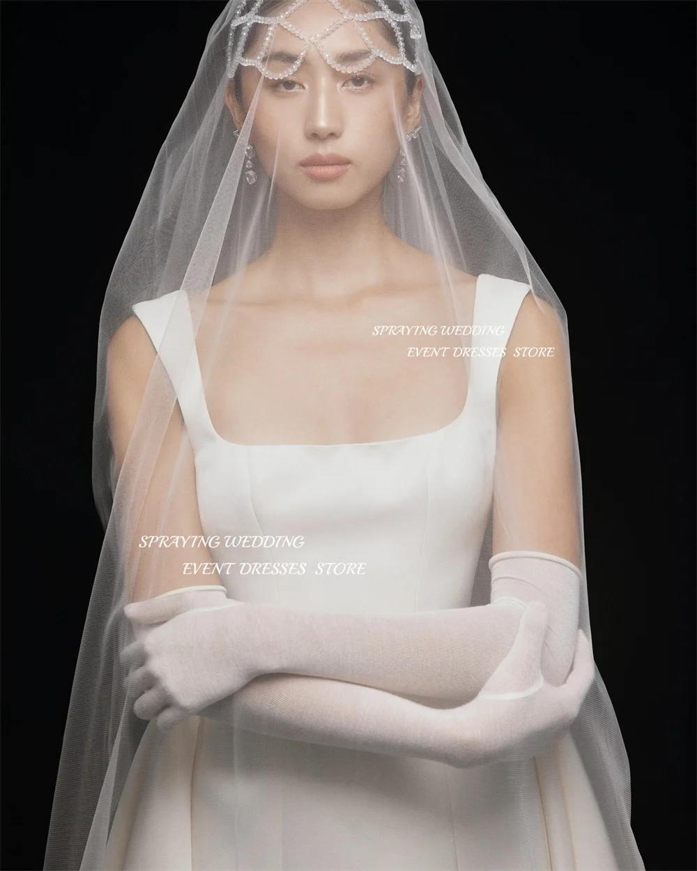 Spruzzare eleganti abiti da sposa corti con collo quadrato pieghe drappeggiate abito da sposa senza schienale in raso foto sparare abito da sposa senza maniche