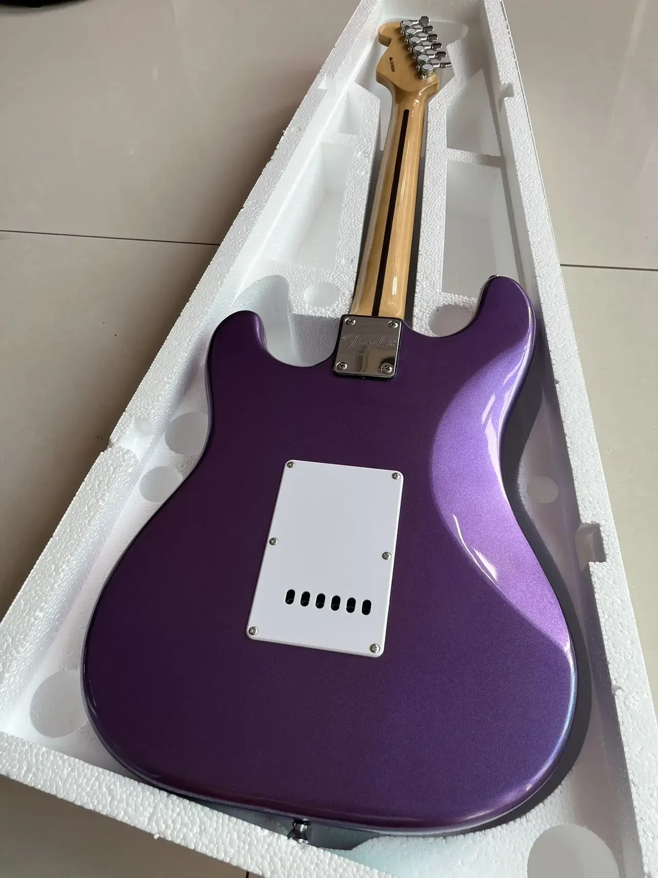 Factory Outlet The High Quality Custom Body 6 String Wooden Bling Purple ST Electric Guitar 22 Fret AaAS