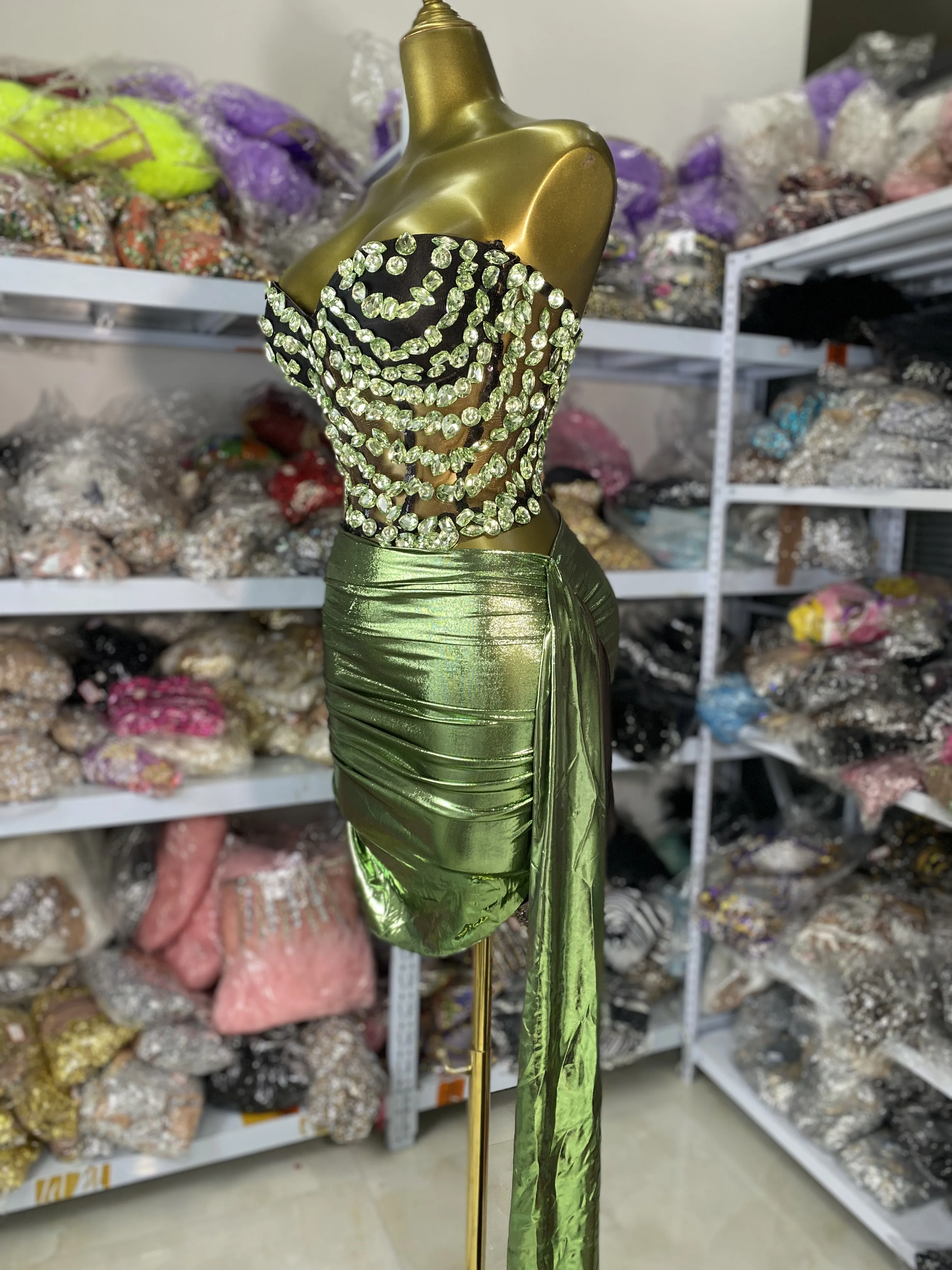 2025 ผู้หญิงสีเขียว Rhinestones ชุดกระโปรง Strapless Corset Top และ Mini ผลกําไรในรอบกระโปรง 2 ชิ้นชุดราตรี Gogo Club เครื่องแต่งกาย