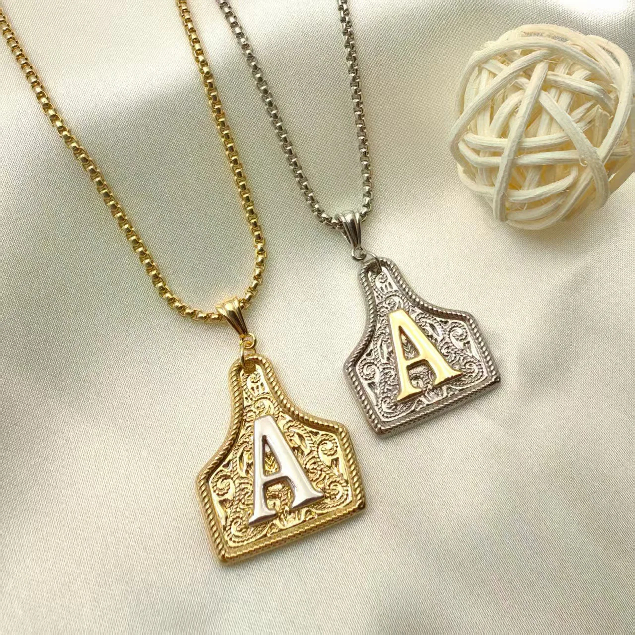 Vintage Goldene Initialen-Halskette, Buchstabe A Anhänger, Gravierter Charm, Zweifarbige Kette für Damen, Leichter Luxus-Schmuck, Geschenk – Detail 2