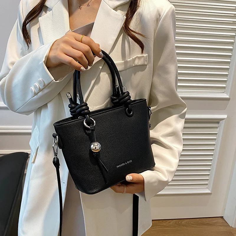 

Винтажная сумка-ведро 2025 года, минималистичный женский кошелек на плечо, нишевый дизайн, сумка через плечо, ретро-тоут с верхней ручкой, шикарная повседневная сумка ​