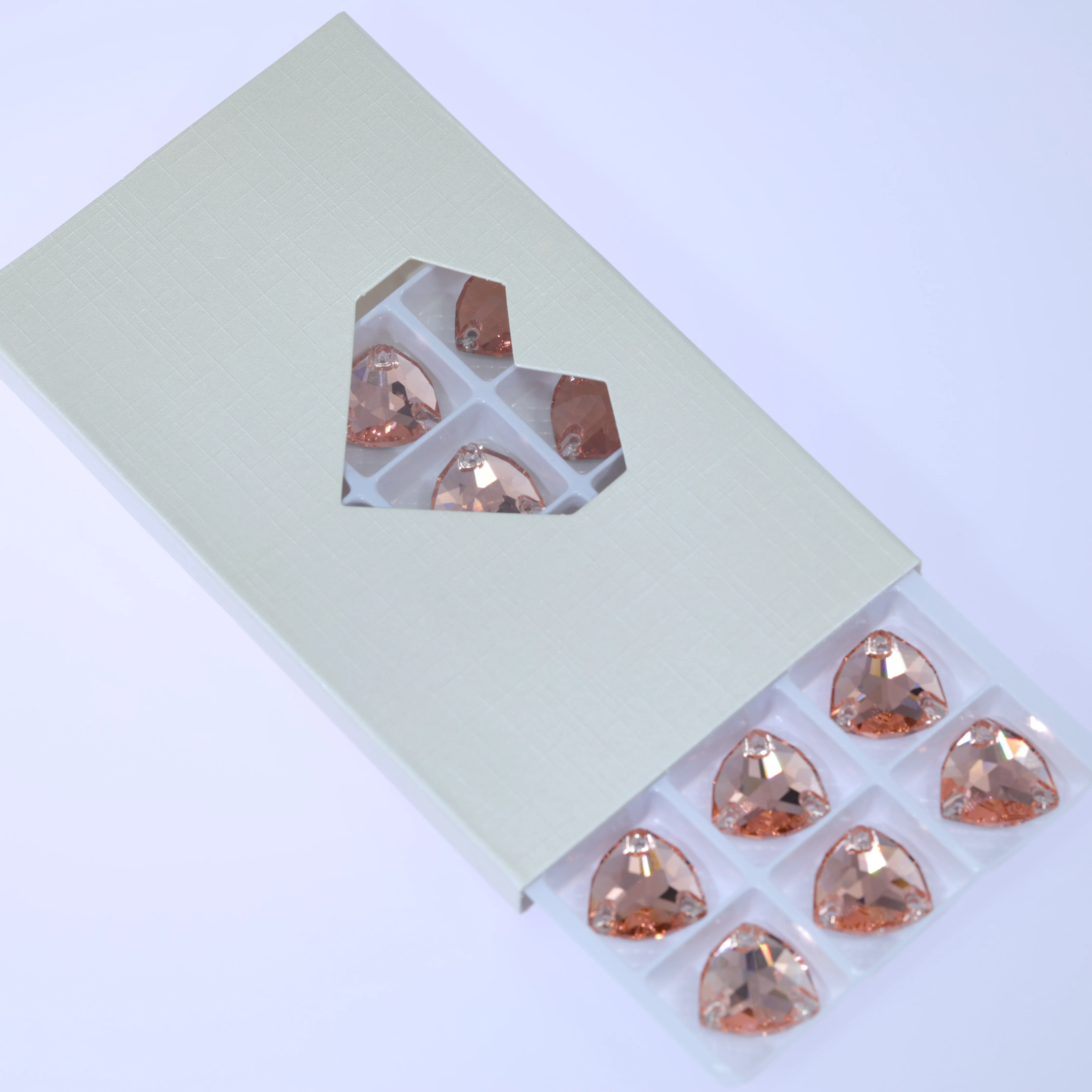 Dreieckige aufnähbare Steine, Mondlicht-Glas-Kristalle, funkelnde Hotfix-Flachsteine zum Nähen, bunte Strasssteine für DIY-Kleidung, Taschen und Accessoires. – Detail 9