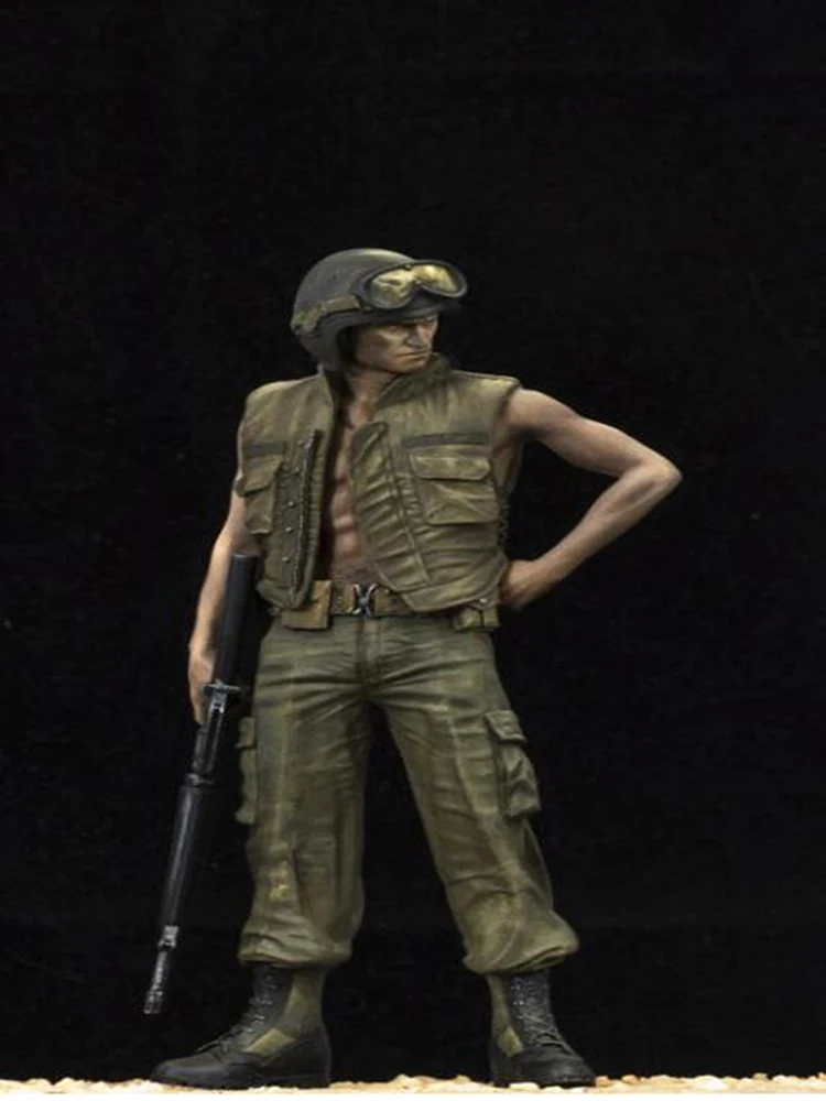 

Unassambled 1/16 tank officer commander stand figure Resin figure miniature model kits Unpainted