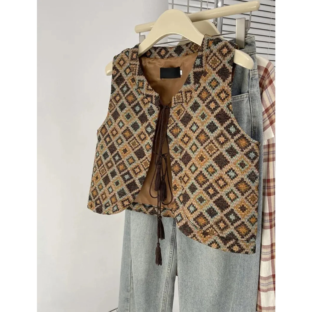 توب نسائي بدون أكمام بحزام وشراشيب بتصميم عتيق، سترة خارجية للعطلات من ألياف البوليستر 100%، ربيع 2025