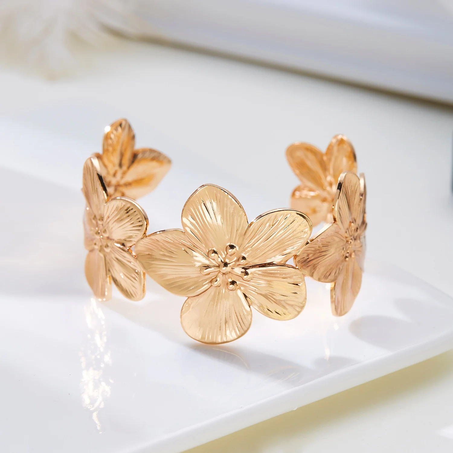 

Fashion Gold Color Butterfly Flower C-Shaped Bracelet Cuff Bangle Summer Beach Vacation Accessory Women Gift