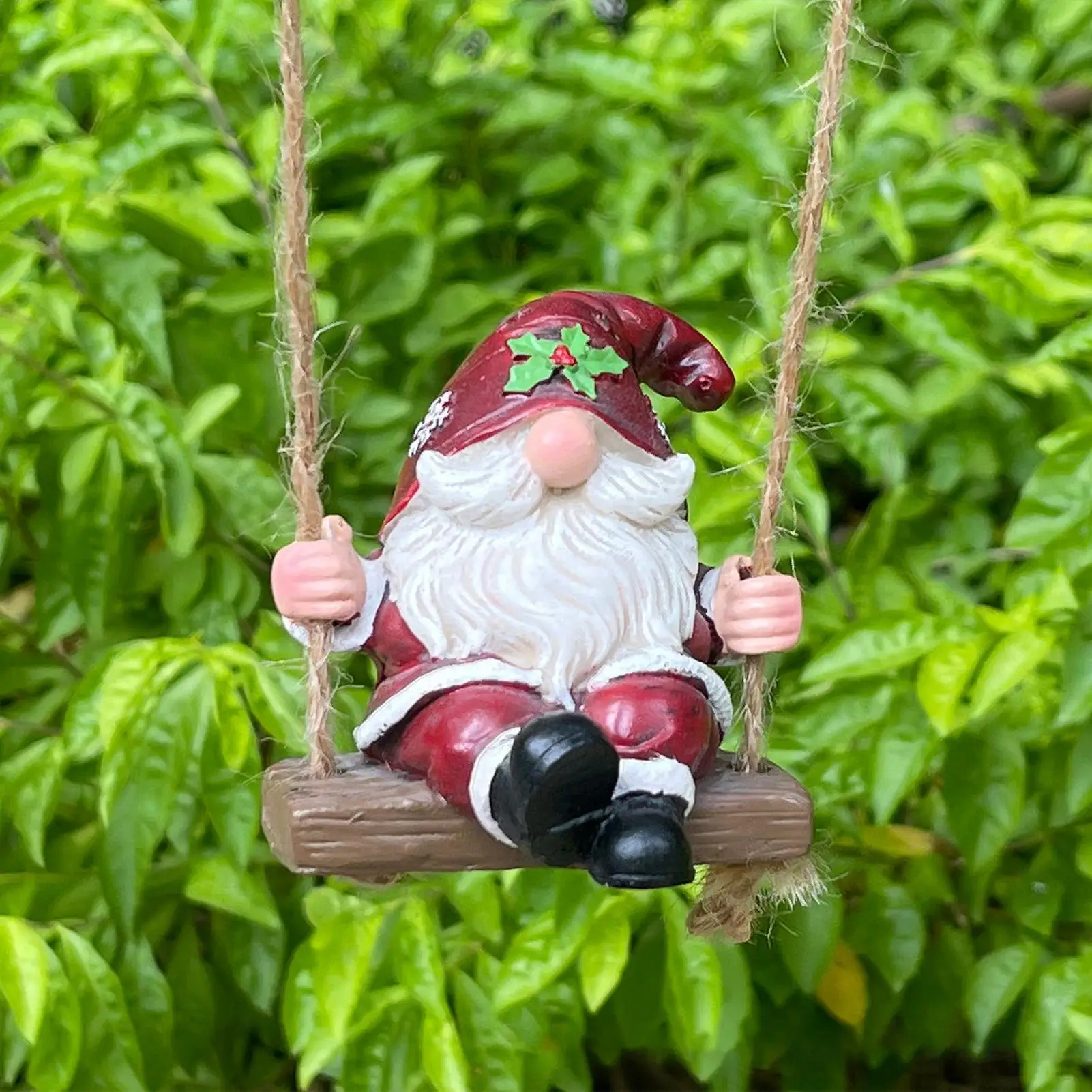 

Фигурка гнома, Рождественский гном на качелях, статуя для двора, украшение для елки из смолы, фигурка для внутреннего и наружного окна на заднем дворе