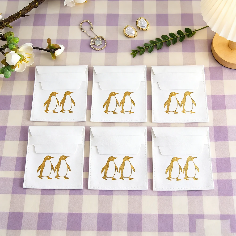 

50 шт. Новые мешочки из микрофибры для упаковки ювелирных изделий: для серег, колец, брошей, ключей, умные мешочки для украшений с логотипом, подарочные пылезащитные мешочки с клапаном