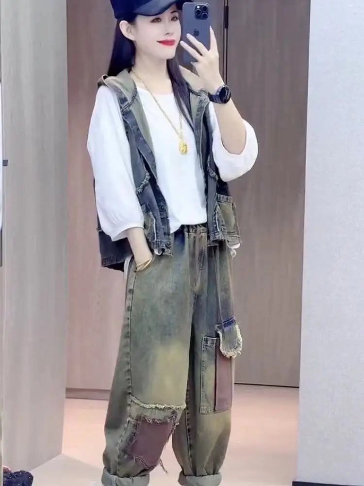 

Красивый джинсовый костюм ранней осени, новый потертый жилет с капюшоном и бахромой, однотонная футболка, брюки-шаровары, модный комплект из трех предметов