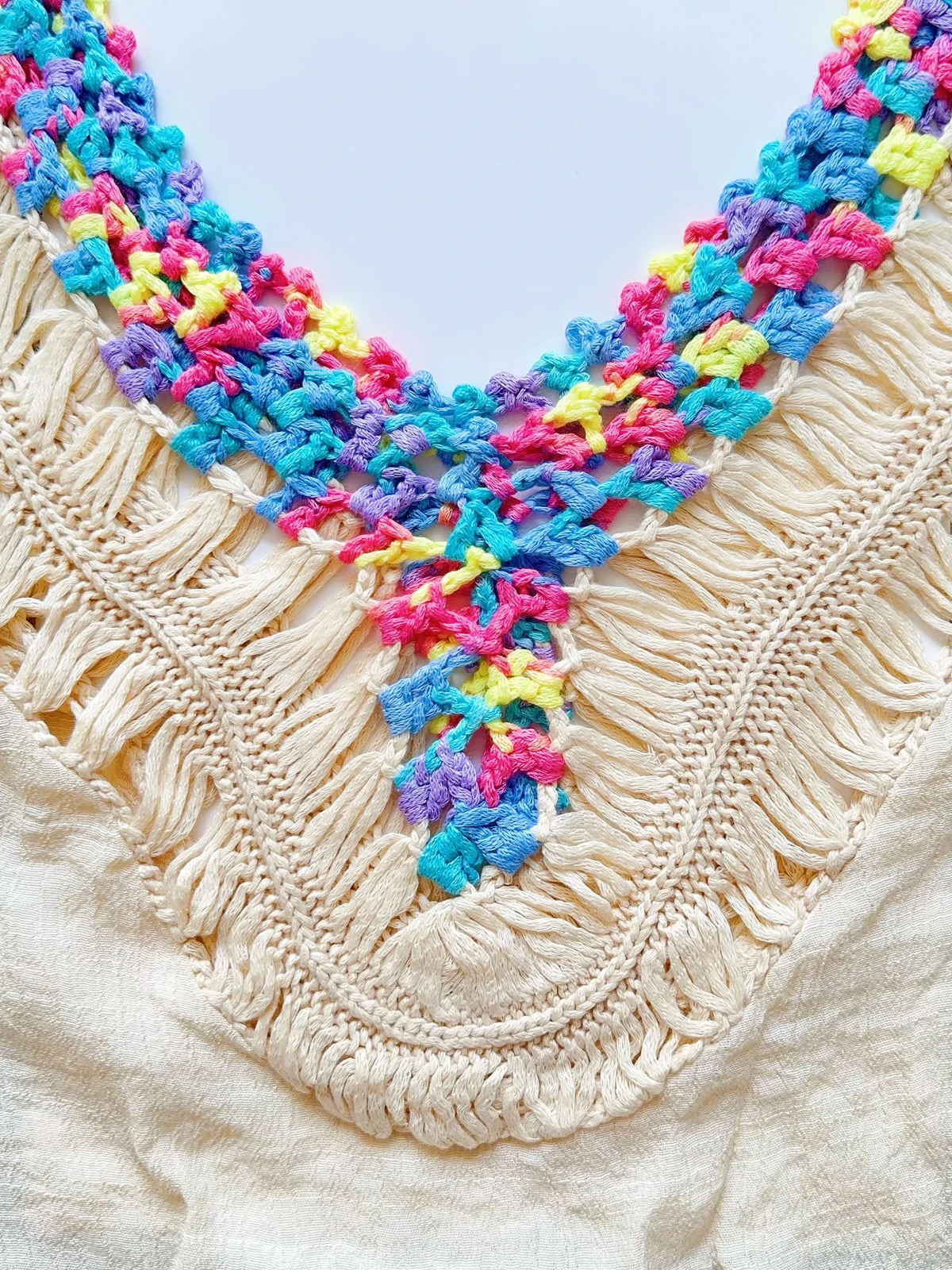 Handgefertigtes Patchwork-Kleid mit Fransenbesatz und lockerem Schnitt, farbenfroher Ausschnitt, leichtes, transparentes Strandkleid, modische Damen-Strandmode. – Detail 11
