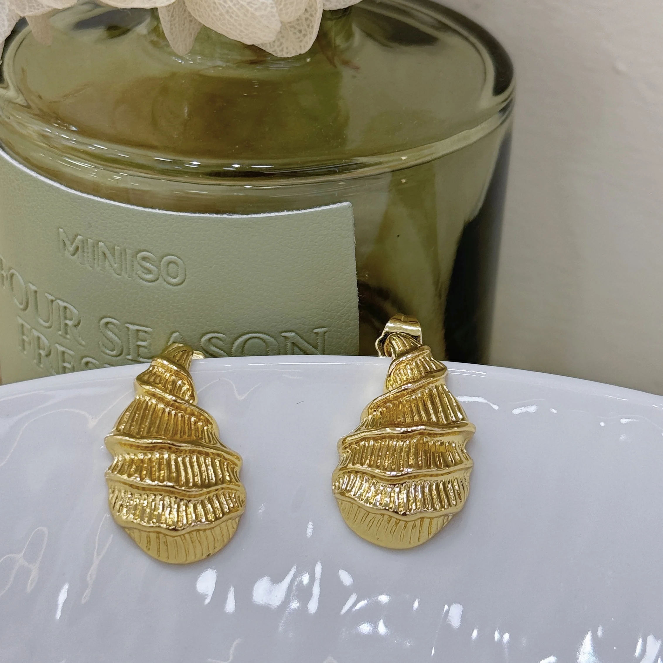 

European and American style cross-border spiral pattern high-end conch shape earrings for women metal simple personality earring