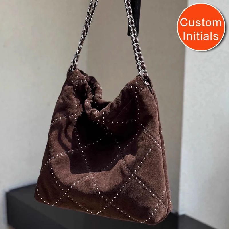 حقائب جلدية بقر طبيعية مخصصة بأحرف أولى للنساء، حقائب يد ومحافظ فاخرة بتصميم جديد لعام 2025، مزينة بمسامير عتيقة مع جيب داخلي وحزام سلسلة وحقيبة كتف تحت الذراع جودة عالية ًالشحن مجانا وصول الشحن السريع #1