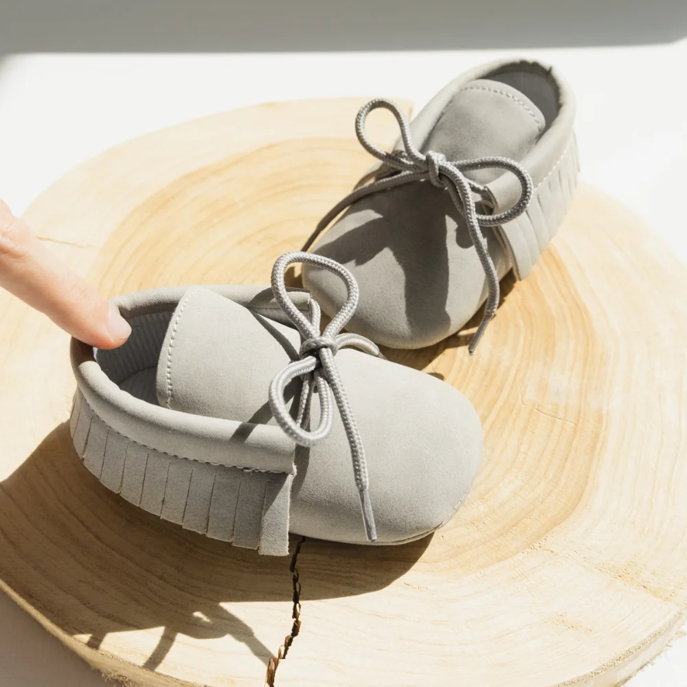 الوليد الطفل حذاء كاجوال عالية الجودة لينة الدافئة المضادة للانزلاق الربيع والخريف شرابة جلد أحذية الوليد الأولى ووكر سرير الأحذية