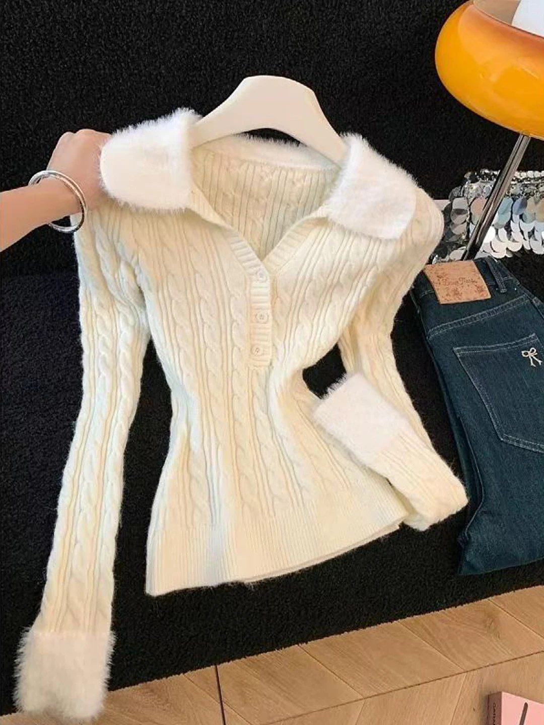 

Белый вязаный свитер с V-образным вырезом и вставками из искусственного меха, женский, осенне-зимний, приталенный, базовый топ для повседневной носки