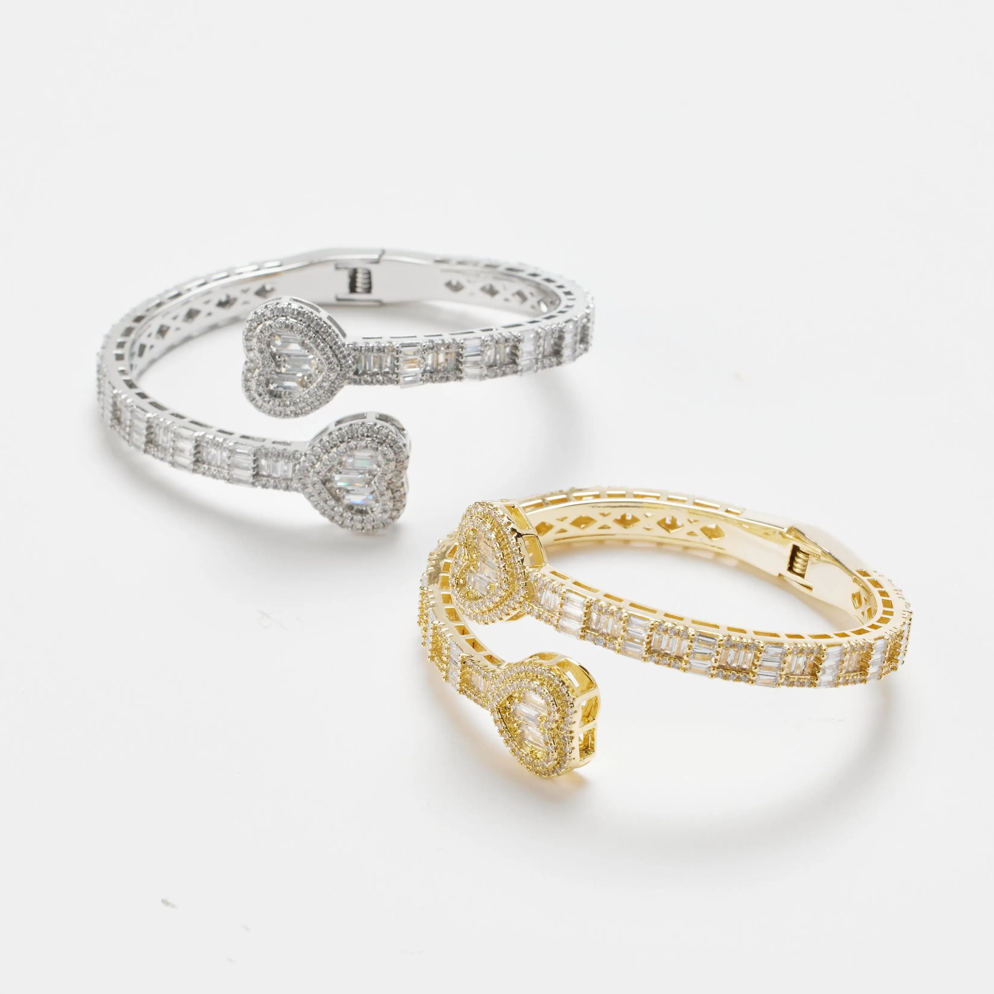 

ICE HUE Heart Design Bracelet Jewelry for Women, Hip Hop Men&Women Bangle Bracelet, Men Heart Cuff Bracelet with Jewelry Box