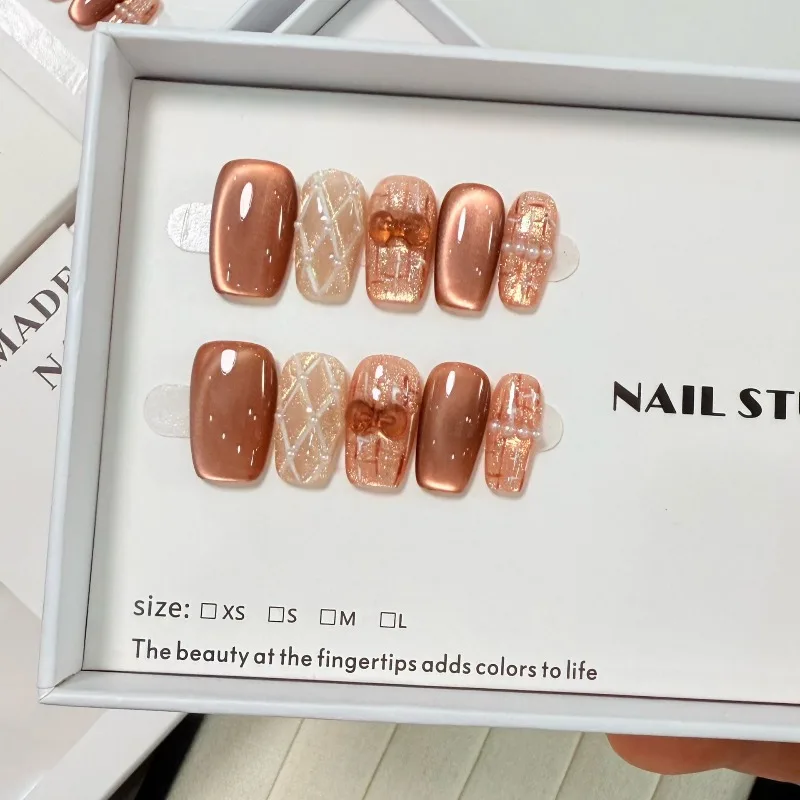 

10Pcs Luxury Brown Cat Eye Press On Nails with Diamond Pattern Short Almond Fake Nails for Winter Easy Application Gel Manicur