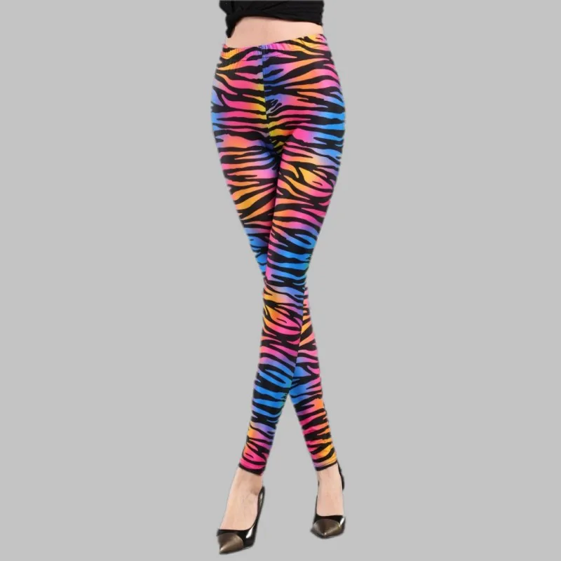 Damenmode, bedruckte Leggings, hoch elastische, schmale, figurbetonte Hosen, Streetwear, Graffiti-Muster, Stern- und Streifenmuster, Oberbekleidung, Hosen. – Detail 7