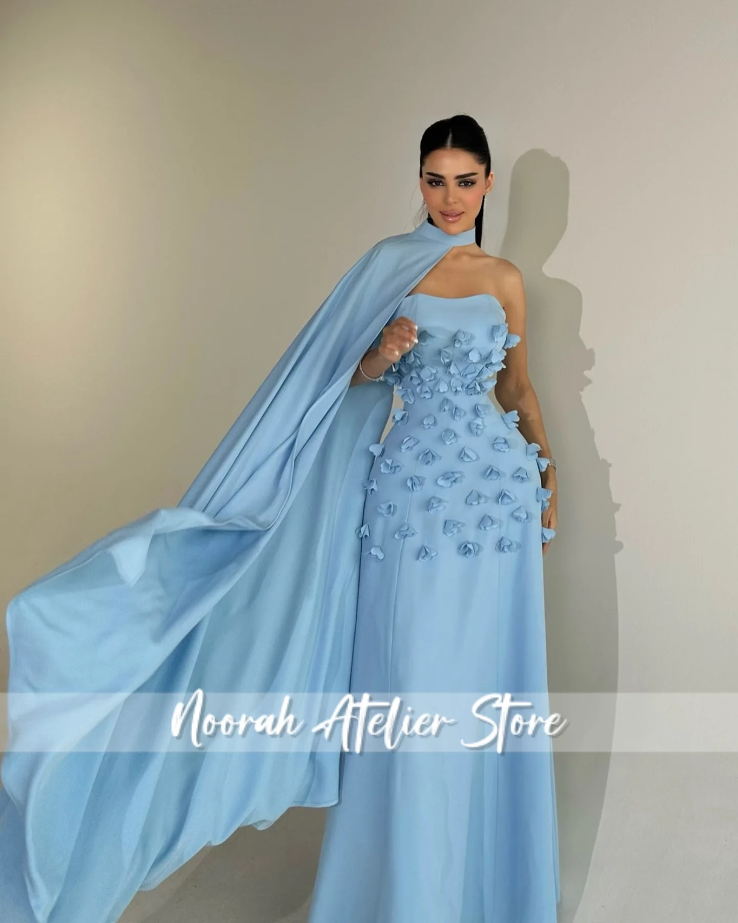 Elegante vestido de noche de lujo azul sin tirantes con flores 3D de Arabia Saudita, capa con cuello, vestido de novia 2025, vestido de fiesta personalizado