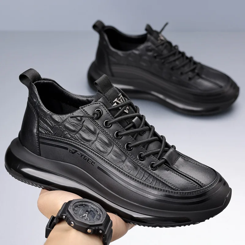รองเท้าผ้าใบหนังวัวลายจระเข้ดีไซน์ใหม่สำหรับผู้ชาย สีดำ แฟชั่นลำลอง รองเท้ากีฬาชาย 2025 รองเท้าพื้นหนาดีไซน์ใหม่