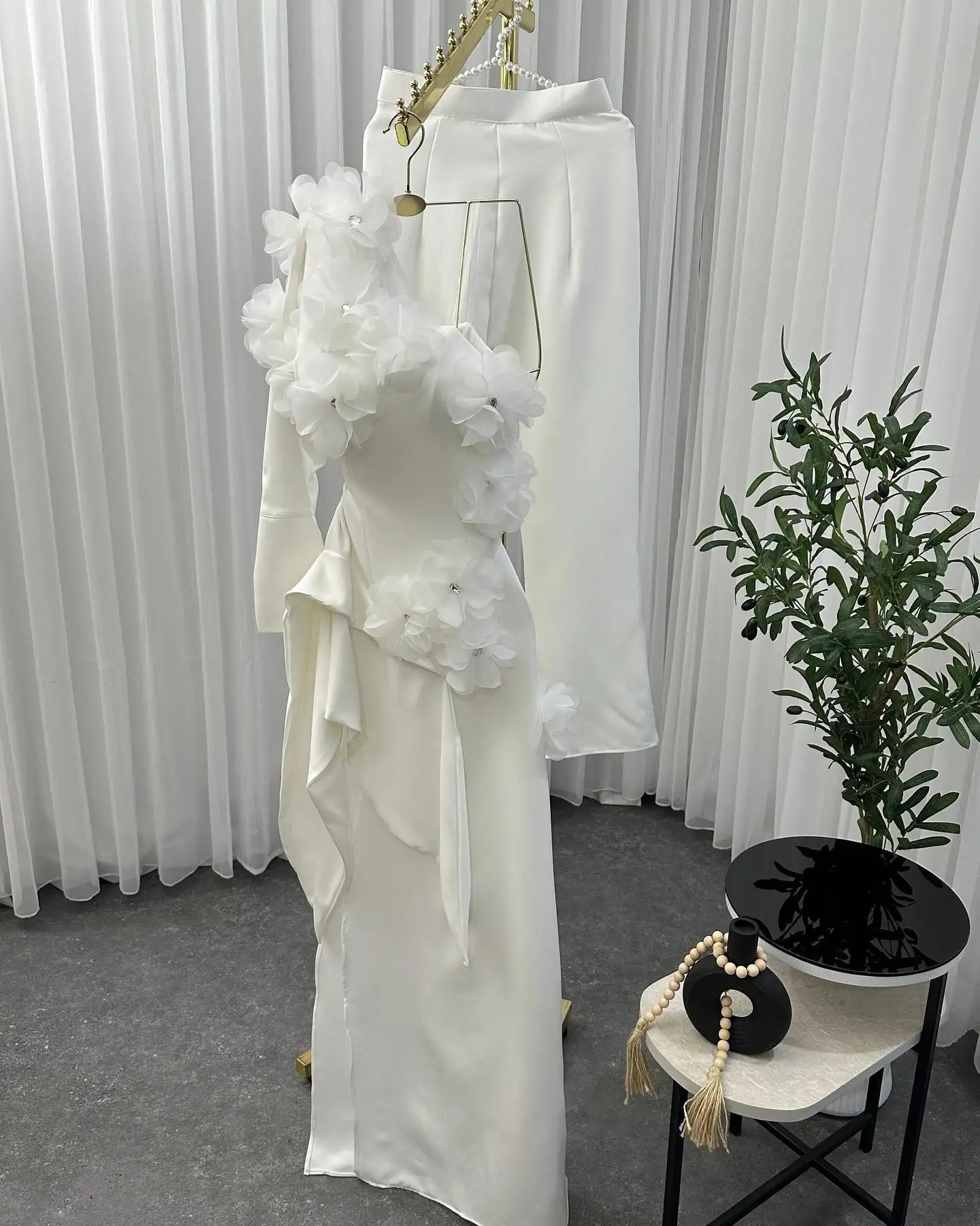 تخصيص مزاجه الساتان ألف خط واحد الكتف كريستال ثلاثية الأبعاد الزهور مساء فستان مثير طويلة الأكمام الطابق طول فساتين لحضور الحفلات الموسيقية