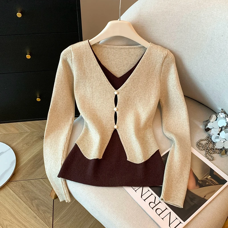 

Корейская версия, контрастные цвета, сращивание, искусственные двухсекционные трикотажные рубашки с v-образным вырезом, женский осенне-зимний топ для похудения