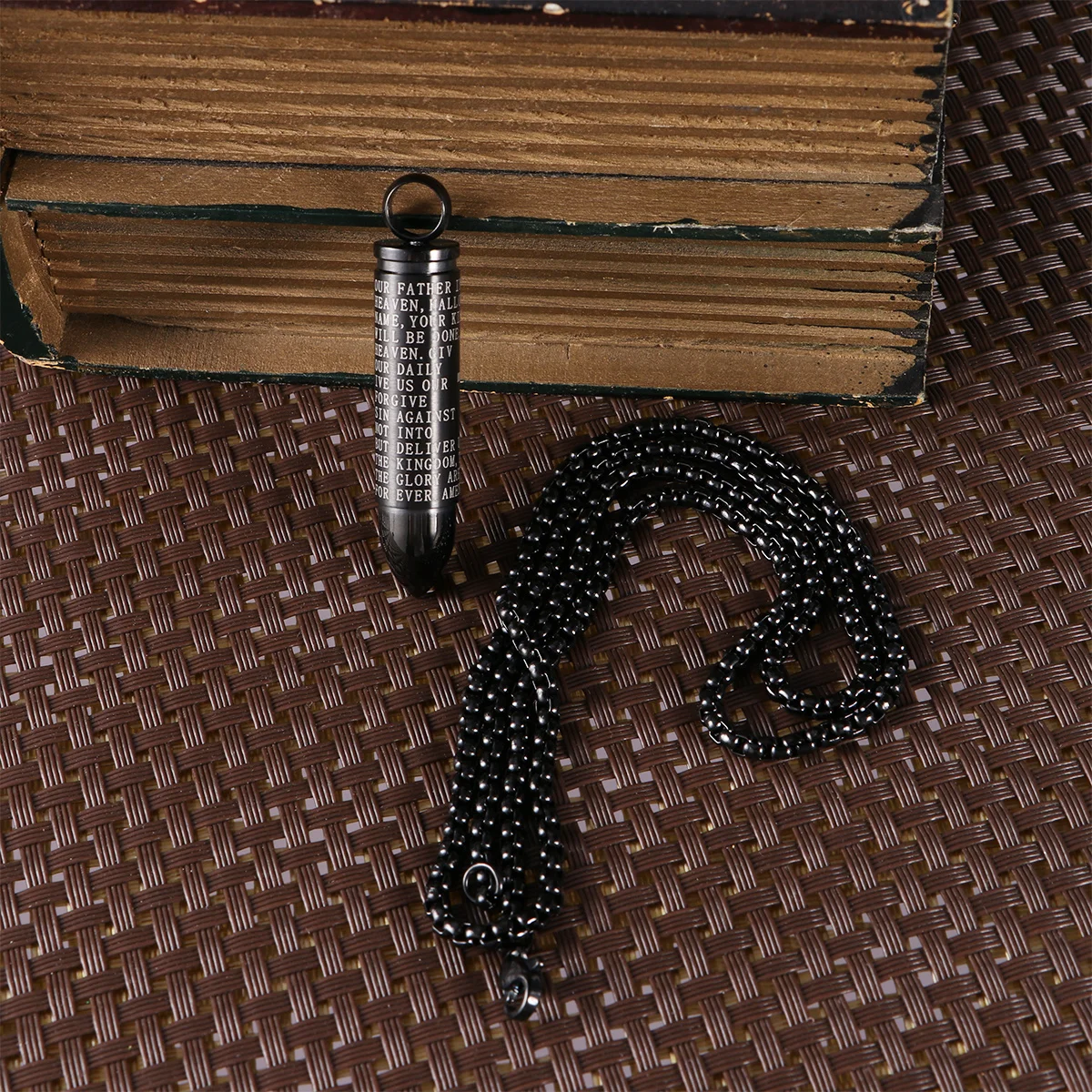 قلادة صليب للصلاة للرجال من الفولاذ المقاوم للصدأ يمكن فكها تحمل تذكارات صغيرة مجوهرات يومية