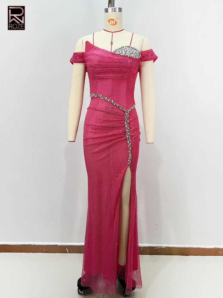 ชุดราตรีสีชมพูบานเย็นแบบเปิดไหล่ ประดับคริสตัลและดีเทลผ่าสูง สำหรับงานปาร์ตี้หรืองานพรอม