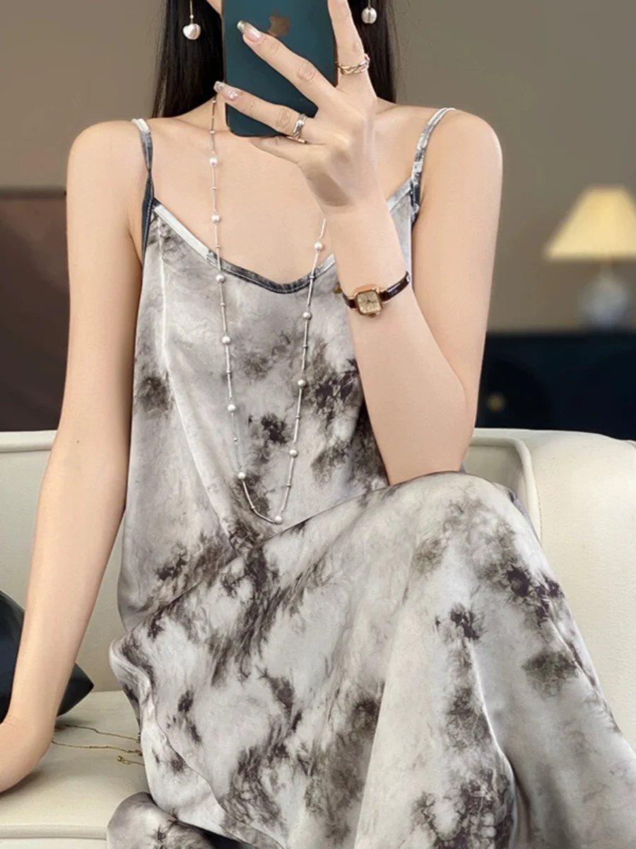 ชุดเดรสยาวผ้าซาตินลายดอกไม้สไตล์เรโทรแบบพันรอบตัว ดีไซน์แบบนอร์ดิก พร้อมสายคล้องไหล่สำหรับผู้หญิง