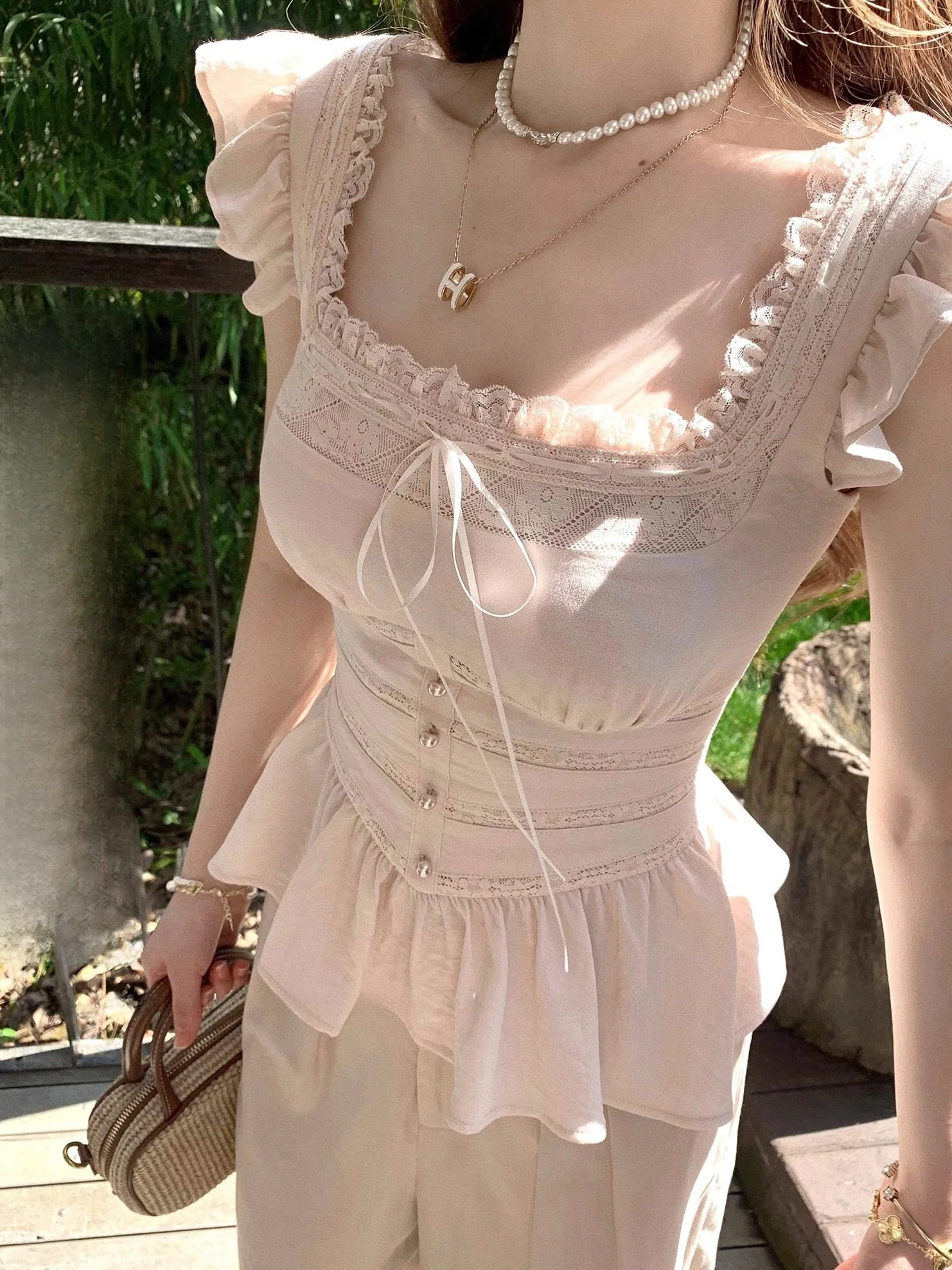 

Короткое платье с кружевной отделкой, из дышащей смесовой ткани (полиэстер/хлопок), с застежкой-молнией, приталенного кроя.