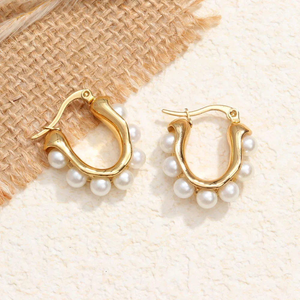 Pendientes de perlas en forma de U para mujer, aretes de aro chapados en oro, diseño único Irregular, joyería de uso diario, resistente al agua, novedad