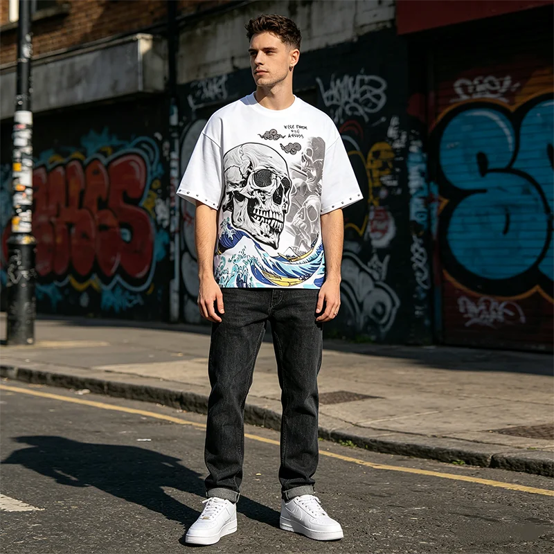 Y2K Streetwear Herren T-Shirt mit Teufel-Totenkopf-Grafik, Oversize Kurzarm Baumwoll-Oberteil mit Strass und japanischem Wellen-Print – Detail 4