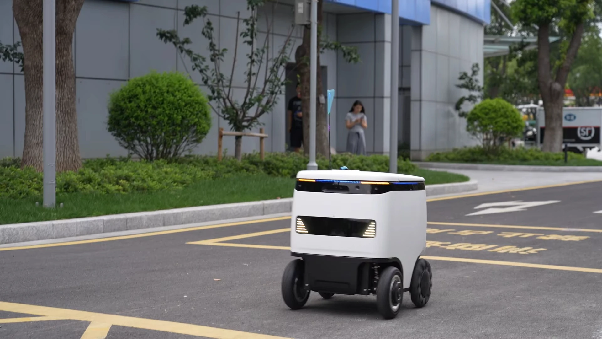2026 Hot SellingWaterproof 200kg Payload 62L Capacity Navigation R obot Coffee Pizza Beer Parcel Delivery R obot