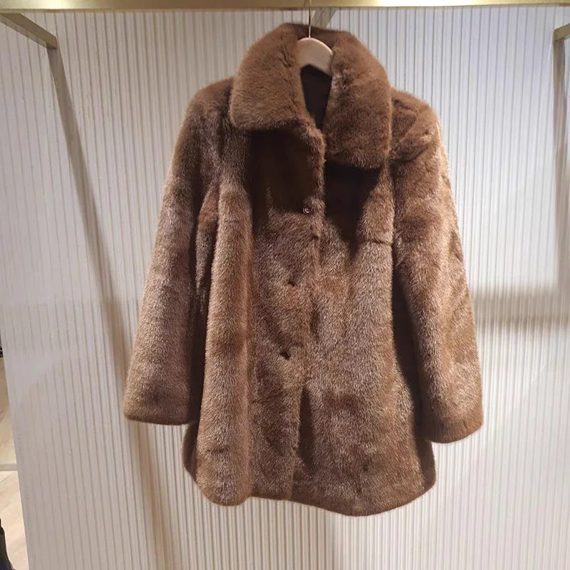 【هدية مجانية】 معطف فرو صناعي بني طويل عصري لخريف وشتاء 2025 سهل العناية مع ياقة مقلوبة