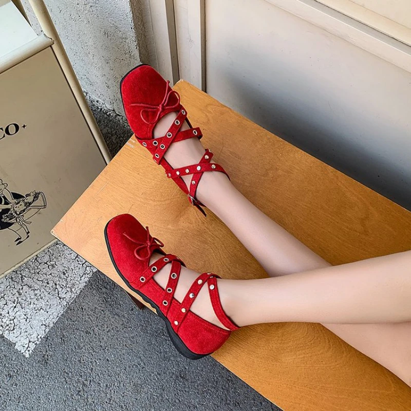 Zapatos planos de estilo Mary Jane de nueva colección de otoño e invierno 2026 con tachuelas y tiras cruzadas de hebilla metálica, de estilo estudiantil casual, para mujer