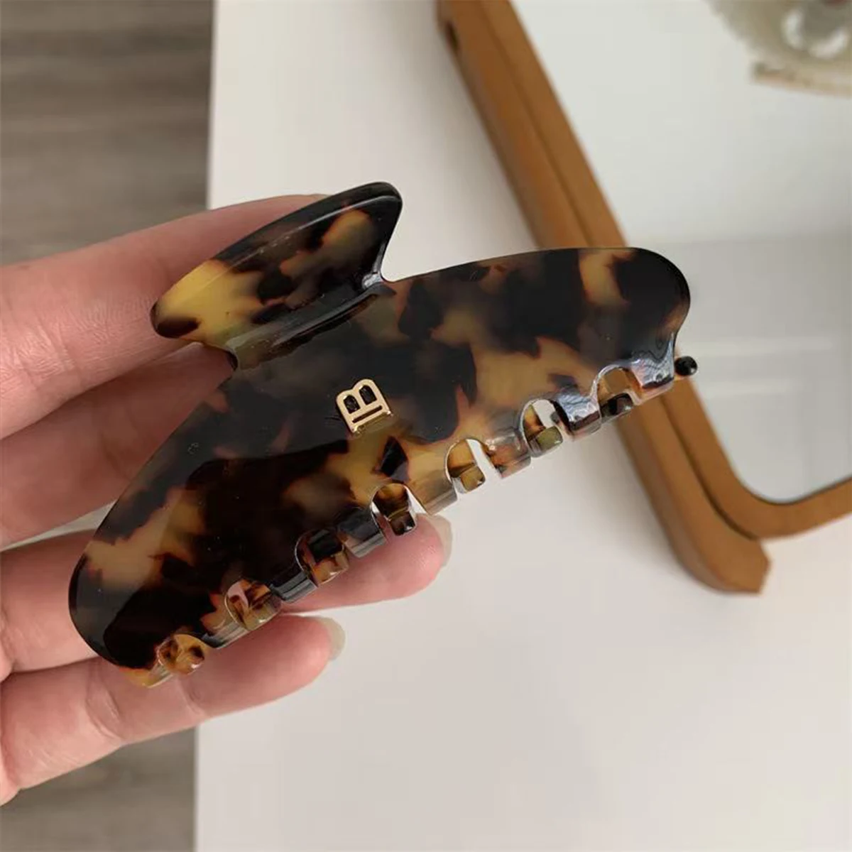1pc Korean letter B arc grab clip high texture acetate hair clip sweet and versatile hair shark clip hair accessories image 4