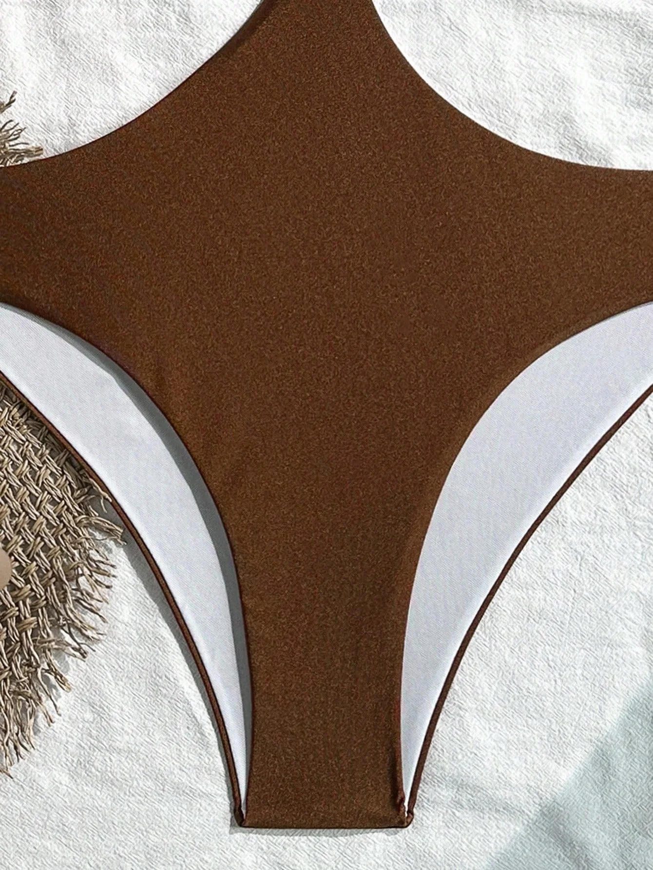 ชุดว่ายน้ำวันพีซผู้หญิงแบบใหม่ประจำฤดูร้อนปี 2026 ดีไซน์เว้าแหวน แต่งสีพื้น เซ็กซี่ เหมาะสำหรับใส่ไปเที่ยวทะเล รีสอร์ท แฟชั่นชุดชายหาด