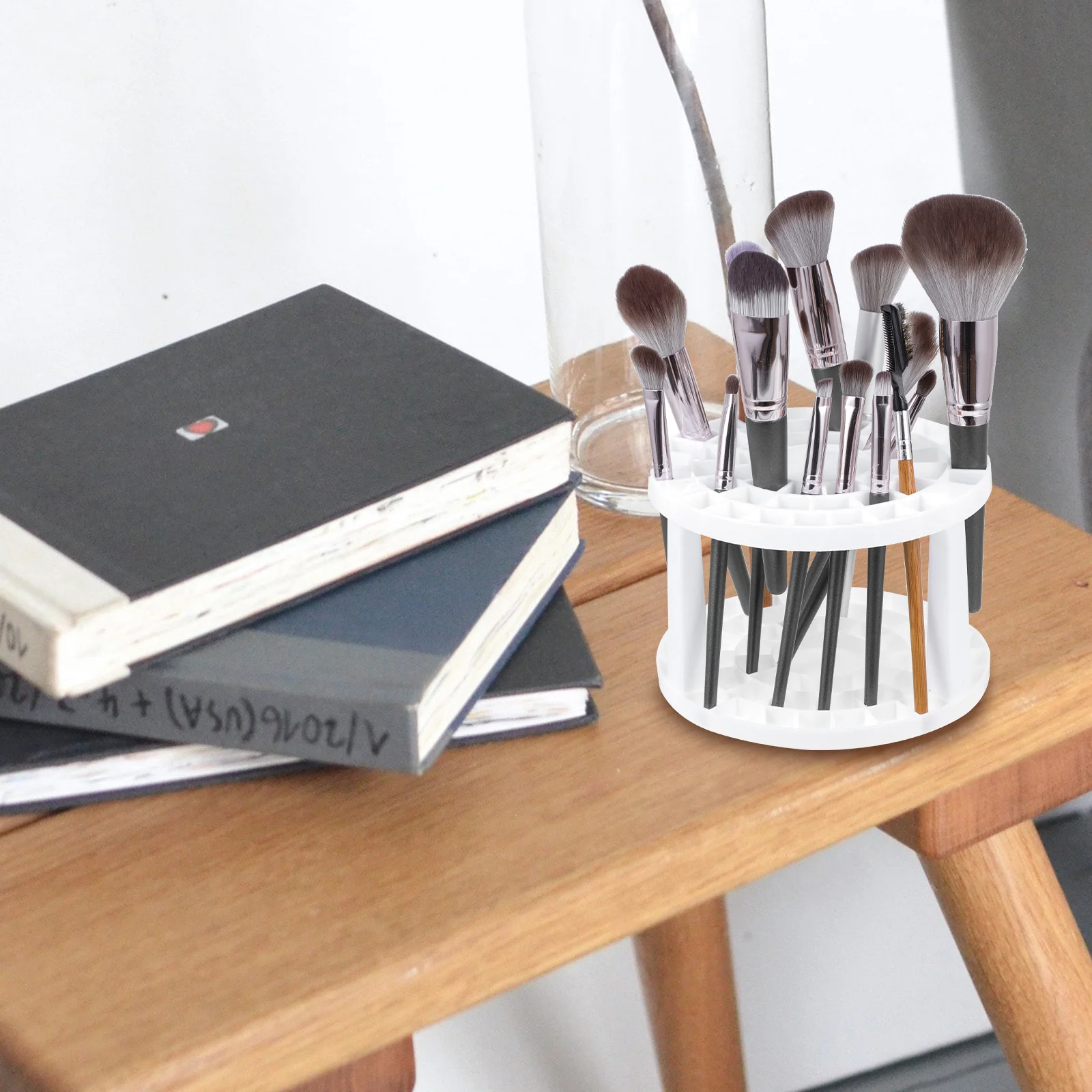 대용량 멀티 수납 디자인의 스타일리시 메이크업 정리대, 브러쉬 홀더, 눈썹 펜, 화장품 정리 선반